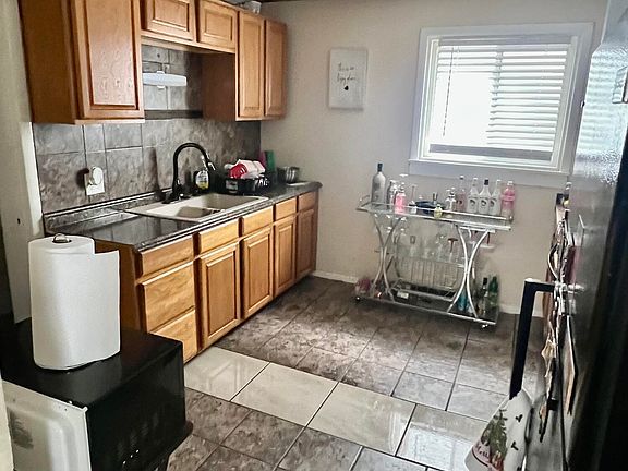 5th image of 3729 Hazelhurst Ave
