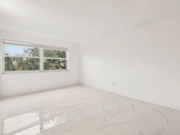 The Oaks Apartments — Photo 85