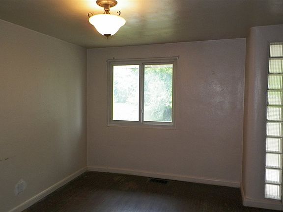 5th image of 1012 Thornburg St