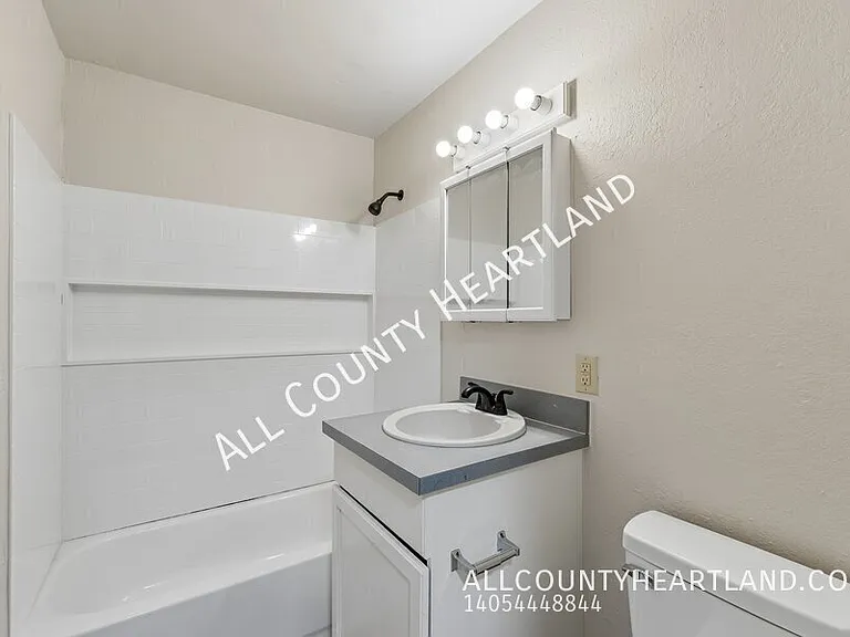 912 SW 48th St — Photo 6