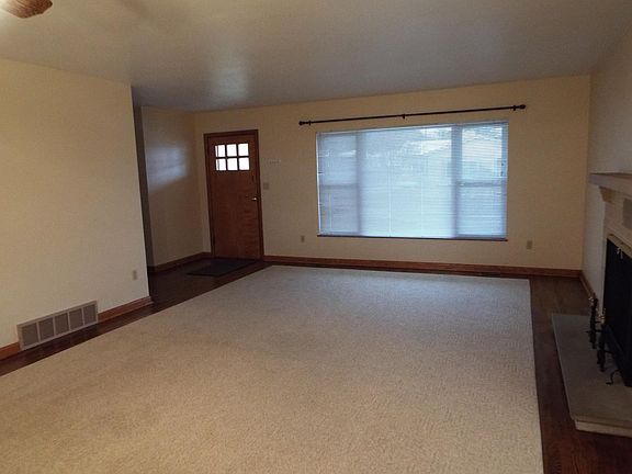 Living/Dining Room/Front Entrance