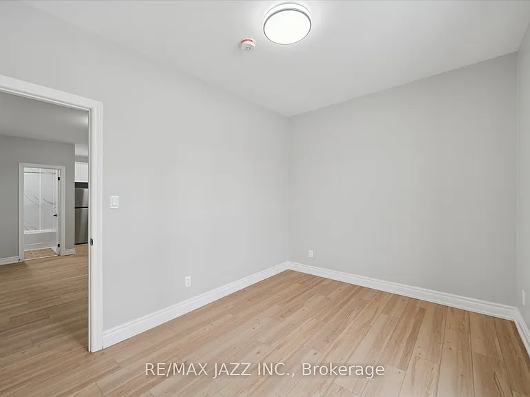 251 Simcoe St S #201 — Photo 13