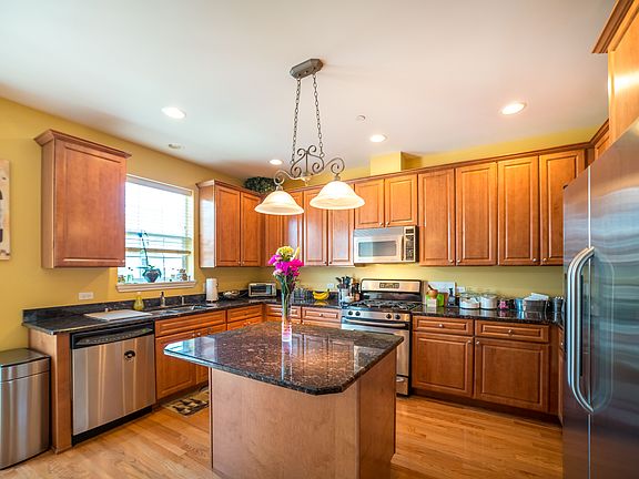 3rd image of 387 Broadmoor Ln