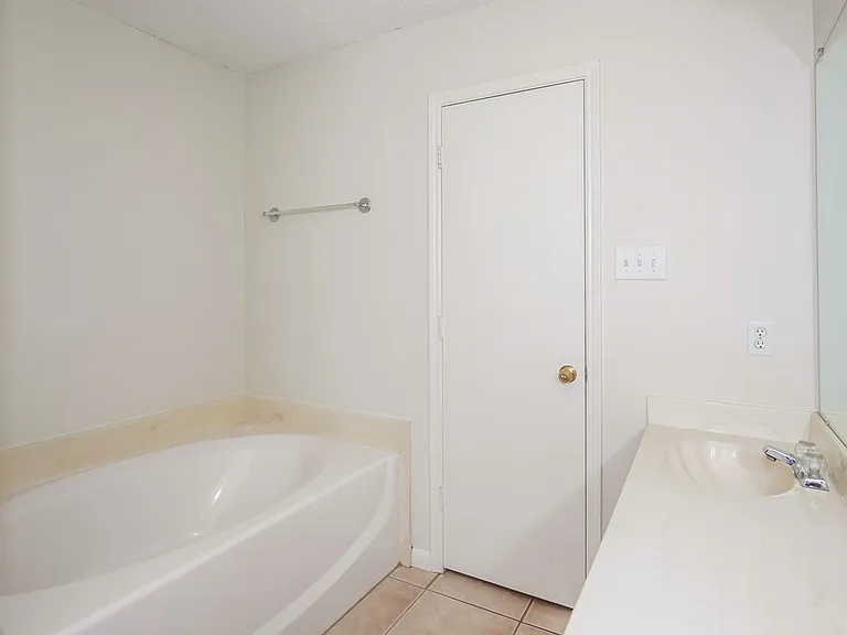 925 Comiskey Ct — Photo 9