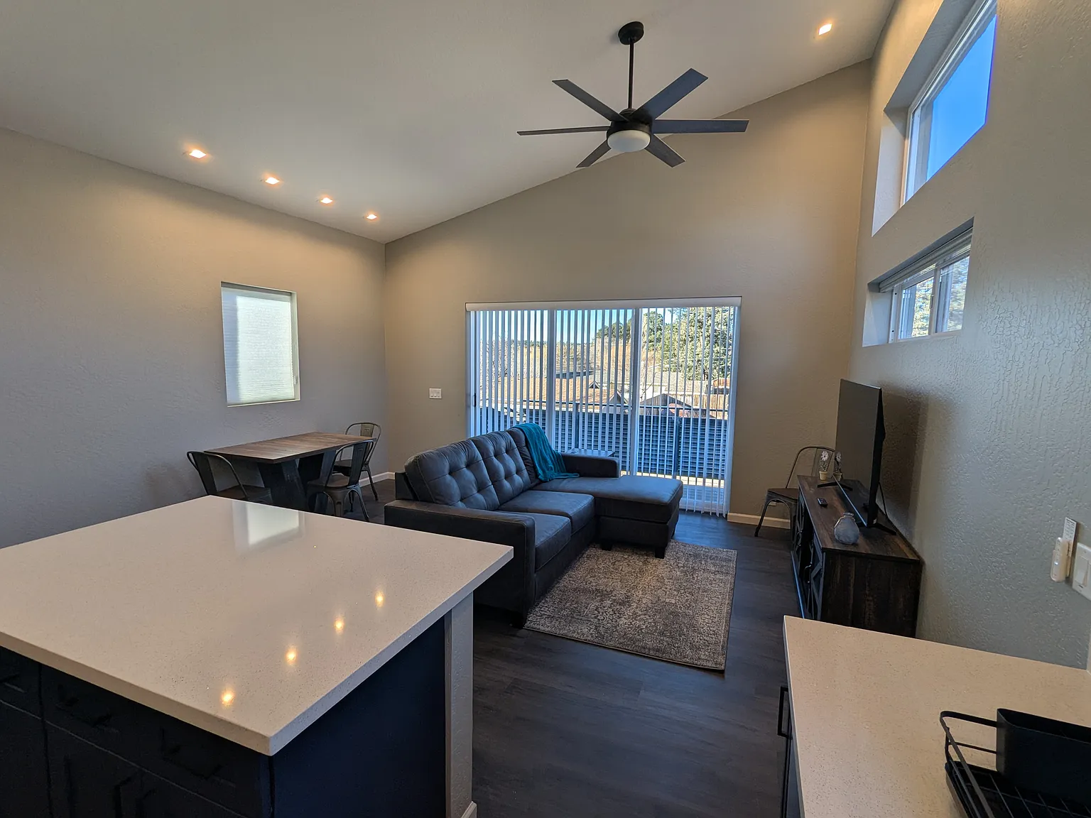 1 bed, 800 sqft, $2,100 — Photo 2