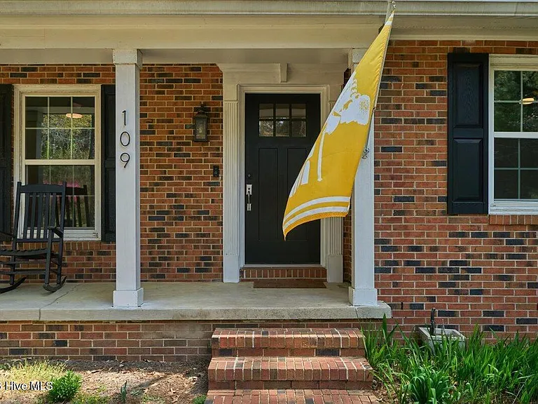 109 Grampian Way — Photo 5