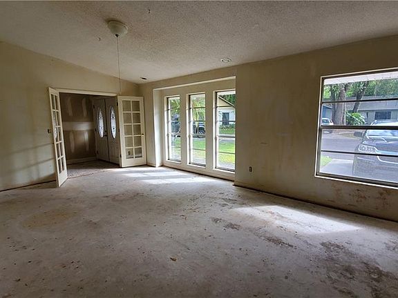5th image of 893 Stirling Dr