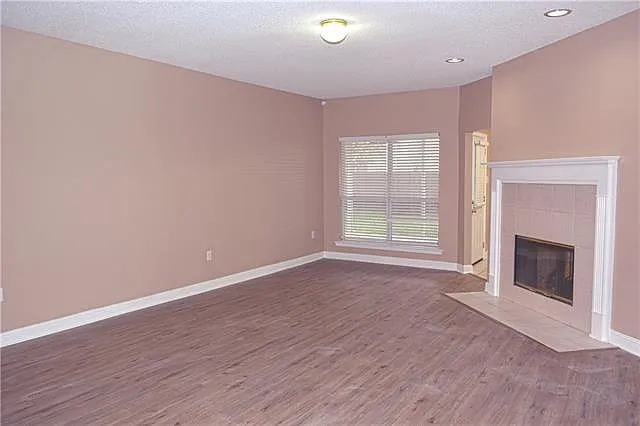 4 bed, 2.5 bath, 2400 sqft, $2,250 — Photo 3