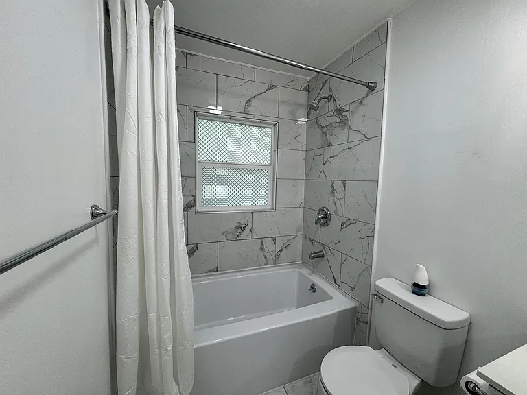 719 E College St — Photo 5