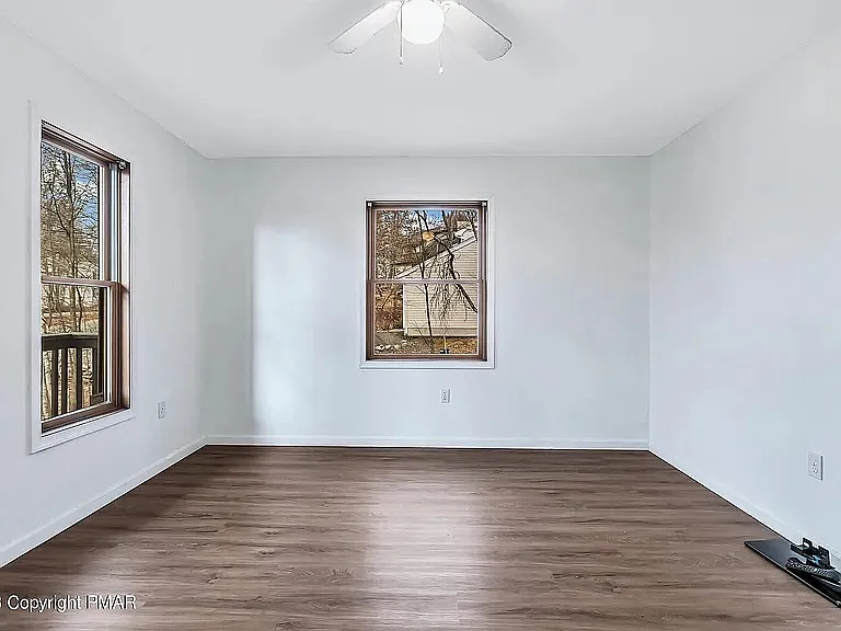 1076 Lancaster Dr — Photo 12