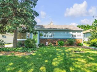 4577 N 101st St, Wauwatosa, WI 53225