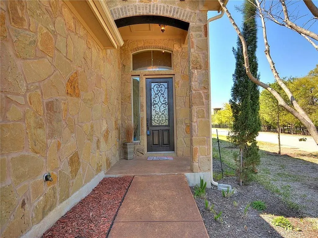 4 bed, 3.5 bath, 2518 sqft, $2,850 — Photo 3