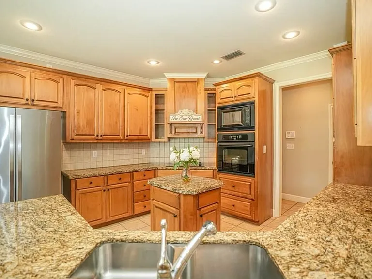 7001 Shadow Brooke St — Photo 11