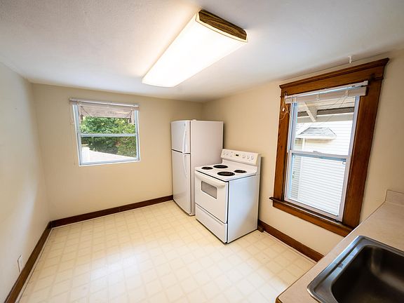 4th image of 207 Allen St #1/2
