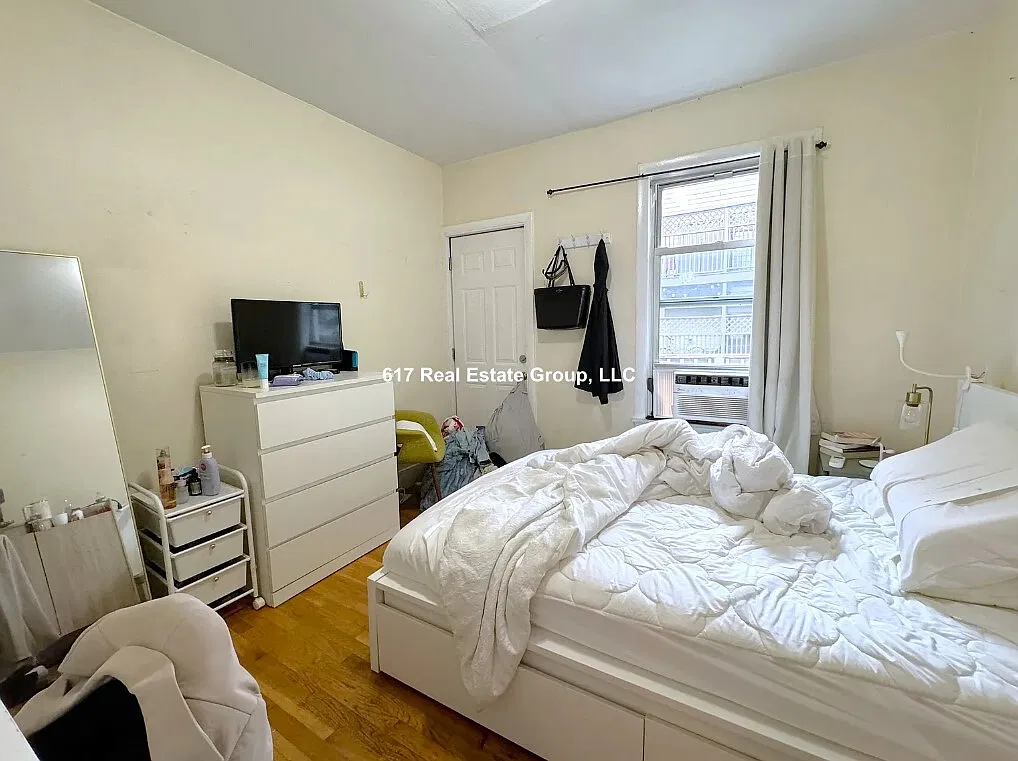 4 bed, 9999 sqft, $5,850 — Photo 1