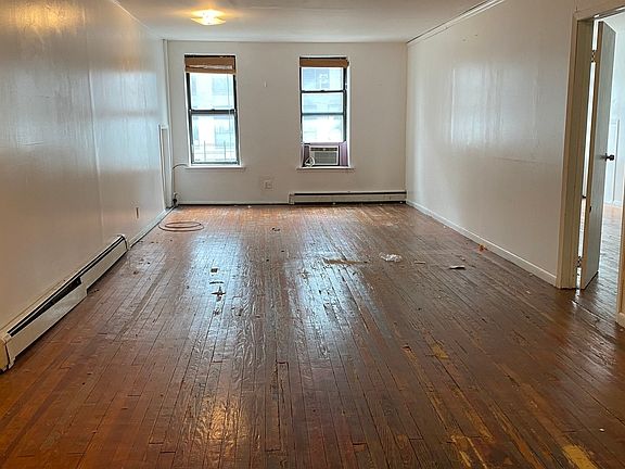 4th image of 137 Essex St APT 4