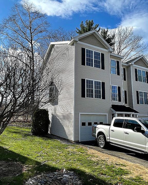 End unit, 1 car garage