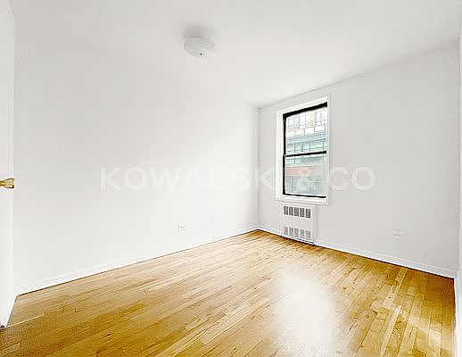 3rd image of 165 Christopher St #4