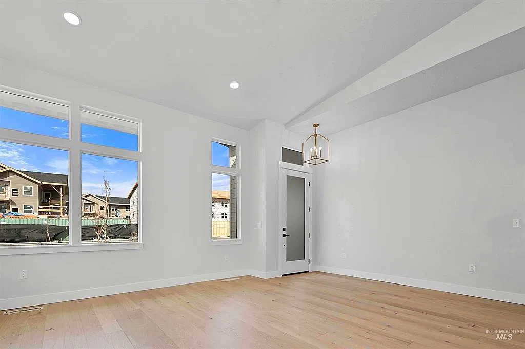 3 bed, 1757 sqft, $3,300 — Photo 4