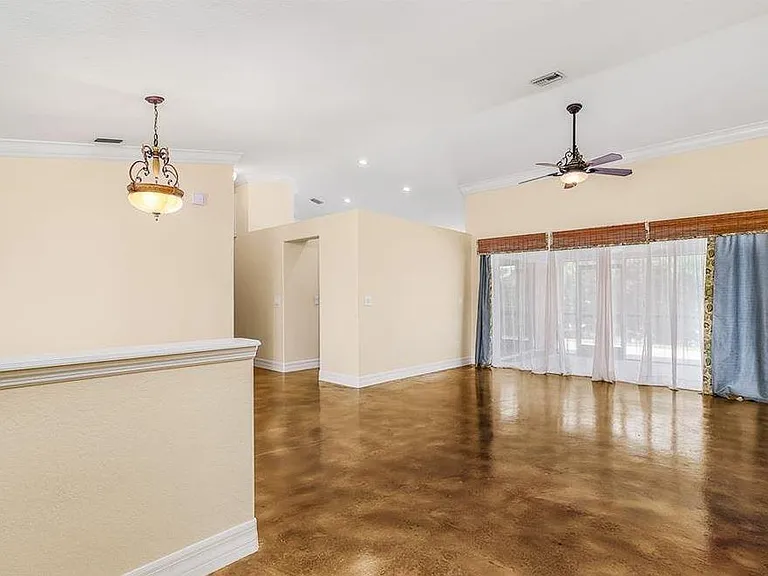 1303 SW 43rd Ln — Photo 3