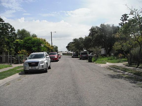 5th image of 2221 Roslyn Dr