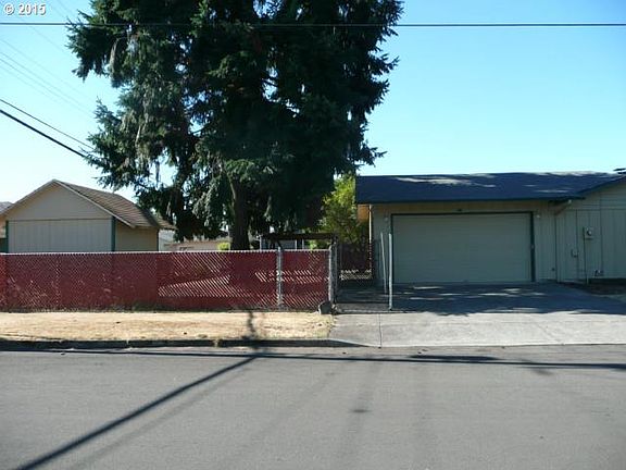 3rd image of 419 N Knoxville Way