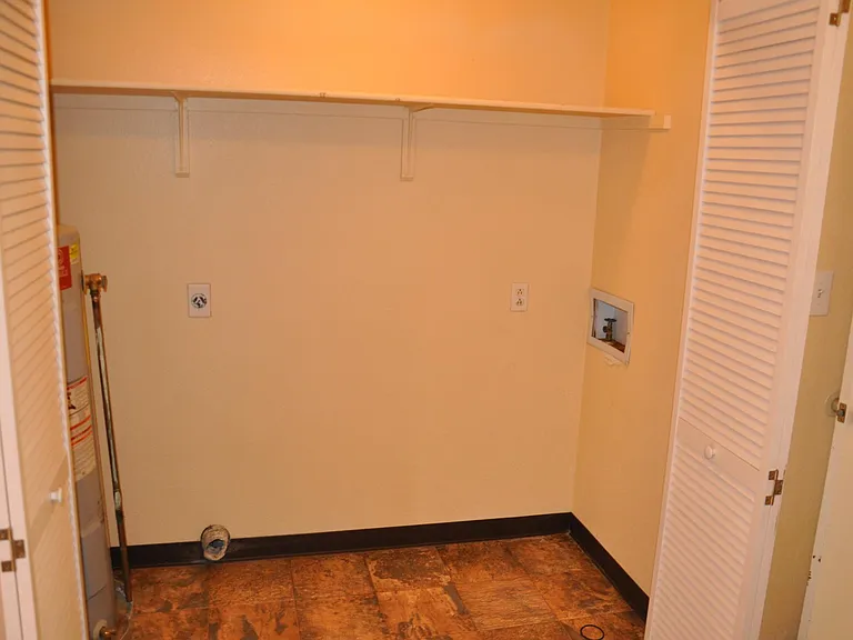 1922 N Salem Ave — Photo 8