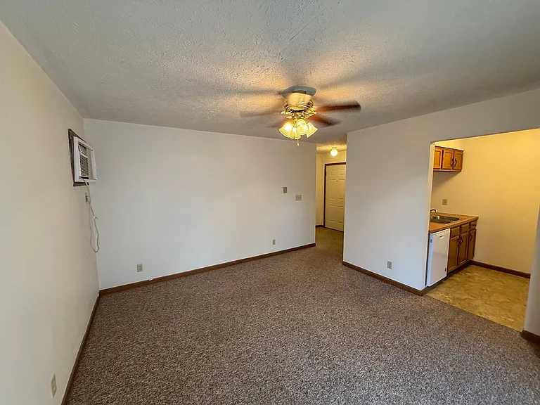 Leslie Manor Apartments — Photo 23