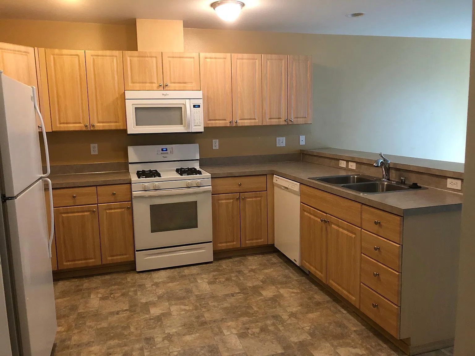 3 bed, 2.5 bath, 1760 sqft, $2,700 — Photo 2