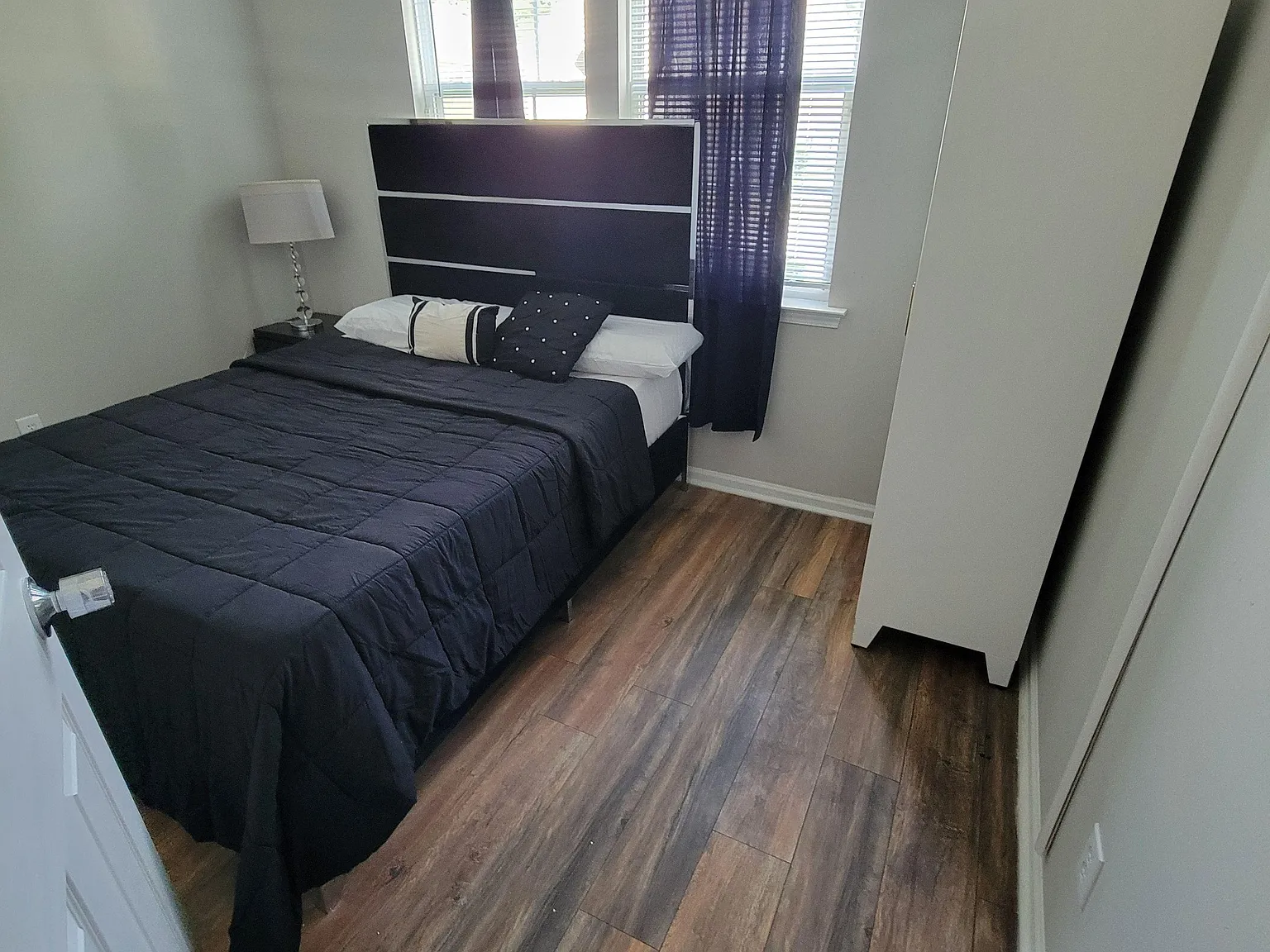 2 bed, 1.0 bath, 3700 sqft, $866 — Photo 2