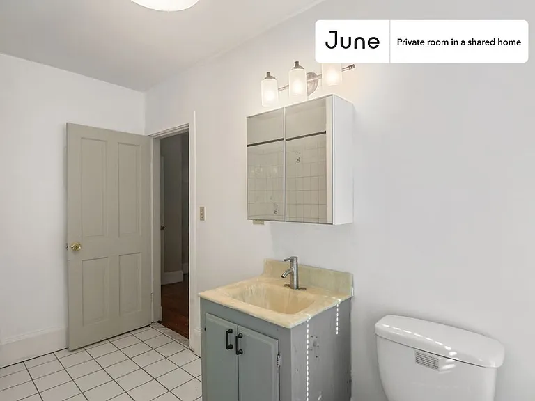 132 Chiswick Rd #2D — Photo 10