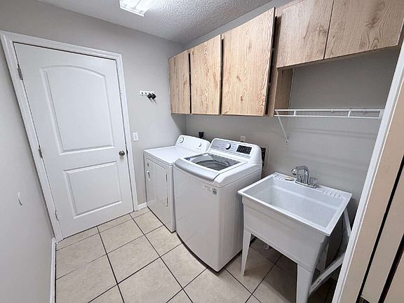 3rd image of 2139 Parker Rd