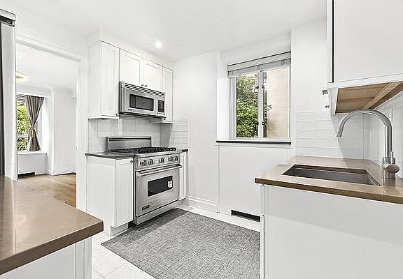 3rd image of 200 E 66th St APT D0403