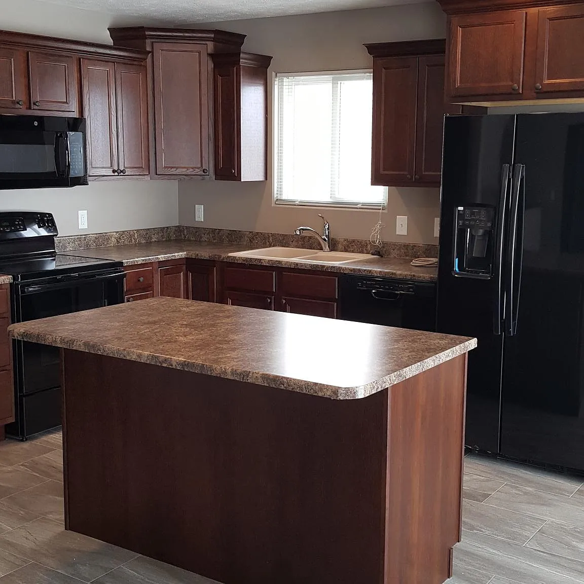 4 bed, 1402 sqft, $2,100 — Photo 2