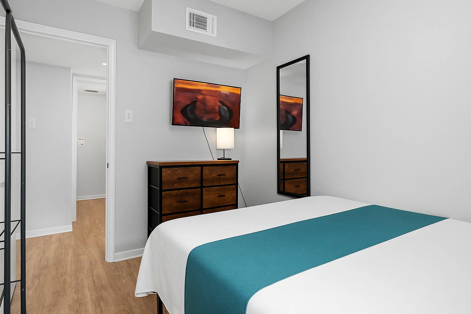 4 bed, 5.0 bath, 2700 sqft, $905 — Photo 2