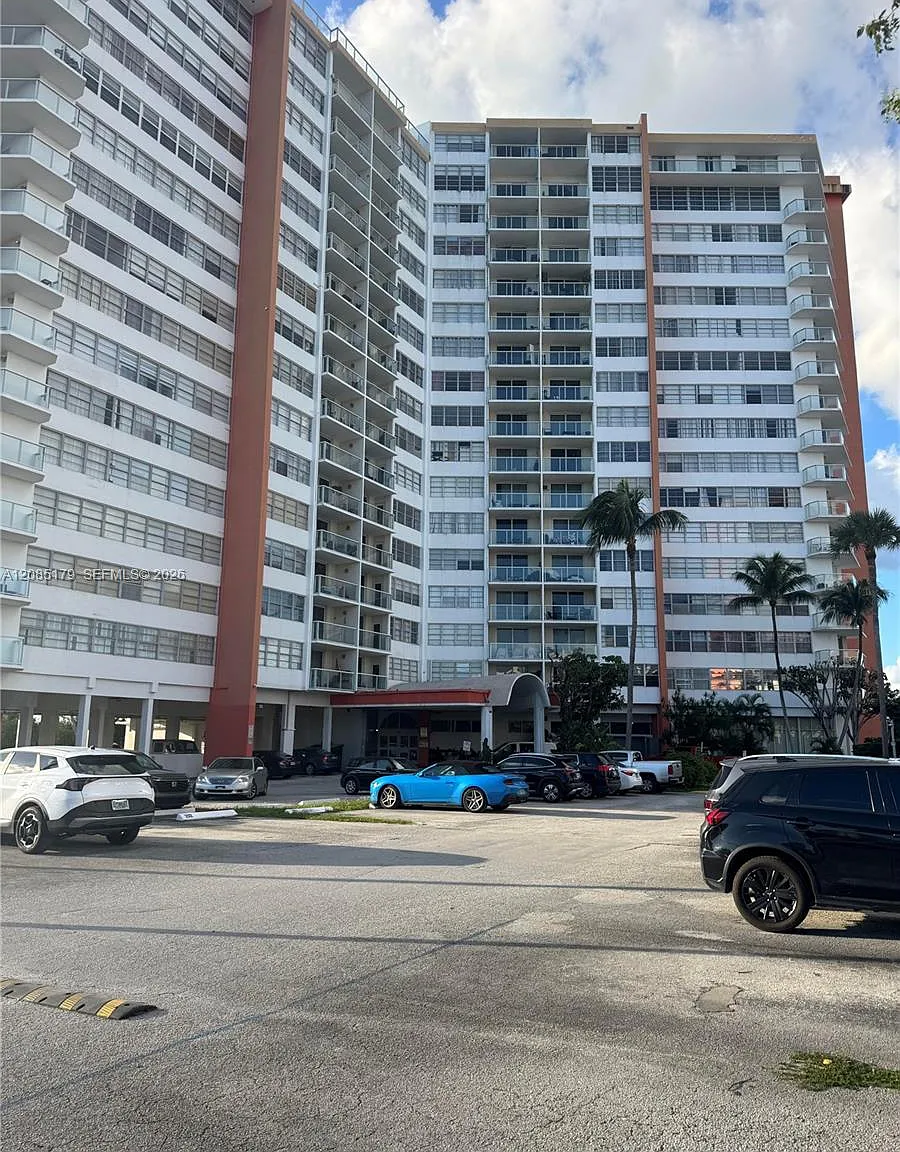 Buckley Towers Condo - Ea — Photo 2