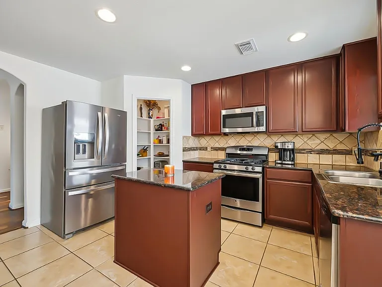 2615 Magnolia Fair Way — Photo 15