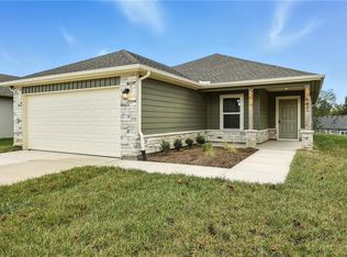 455 Rock Creek Dr, Tonganoxie, KS 66086