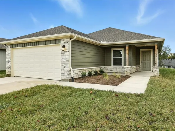 455 Rock Creek Dr, Tonganoxie, KS 66086