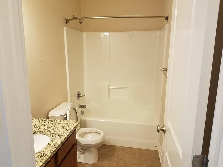 1052 Hunterallen Dr — Photo 7