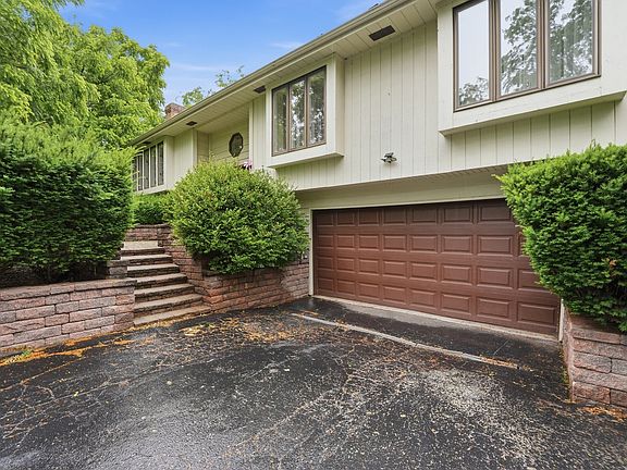 2nd image of 21 Sequoia Rd