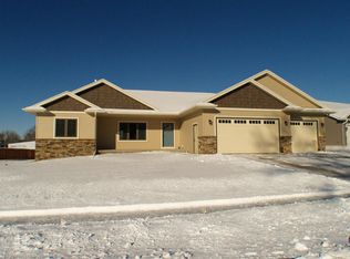 809 Rolling Oaks Dr, Onalaska, WI 54650