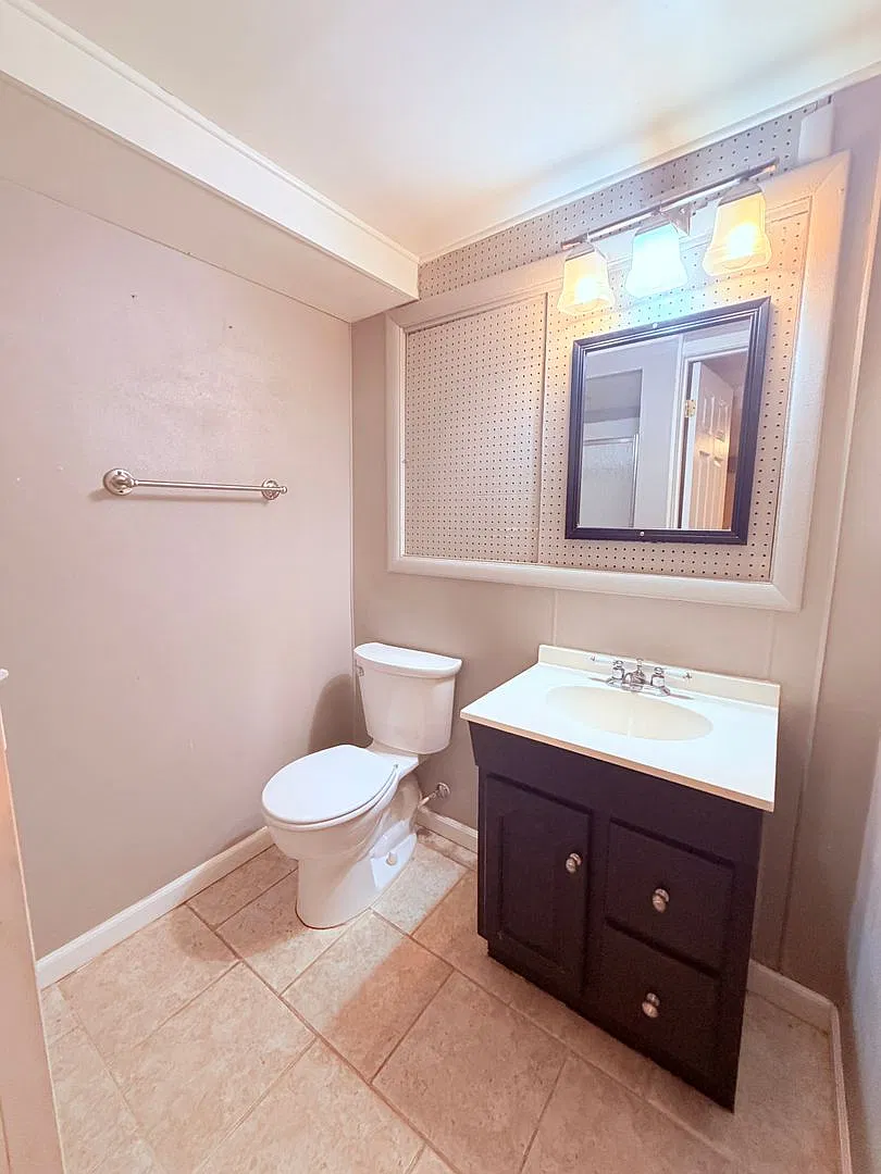 4 bedroom 2 bathroom house — Photo 3