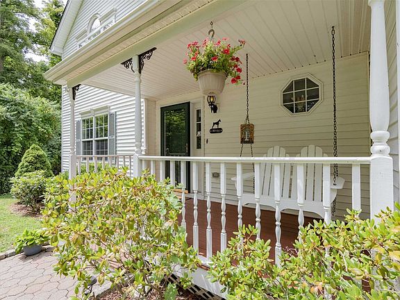 4th image of 22 Honeysuckle Ct