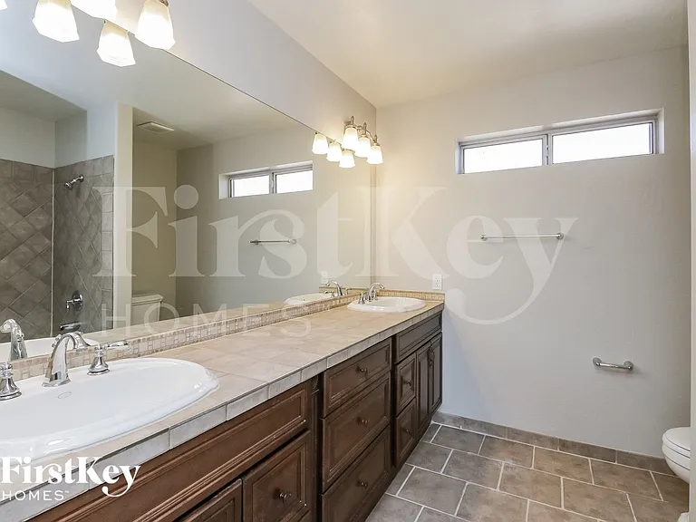934 E Elgin St — Photo 9