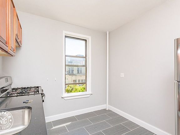 3rd image of 270 Parkside Ave #3CW