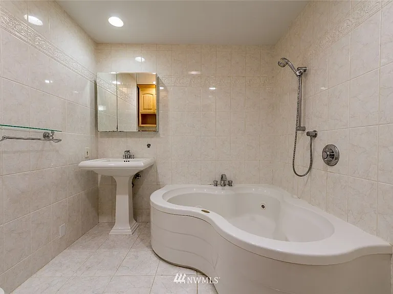 16035 SE 43rd St — Photo 5