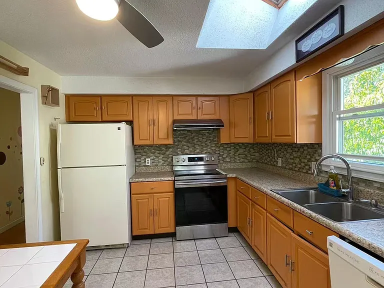 37 Hoppin Hill Ave — Photo 8