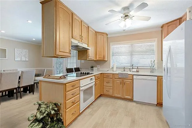 Building Photo - 223 Robin Hood Dr