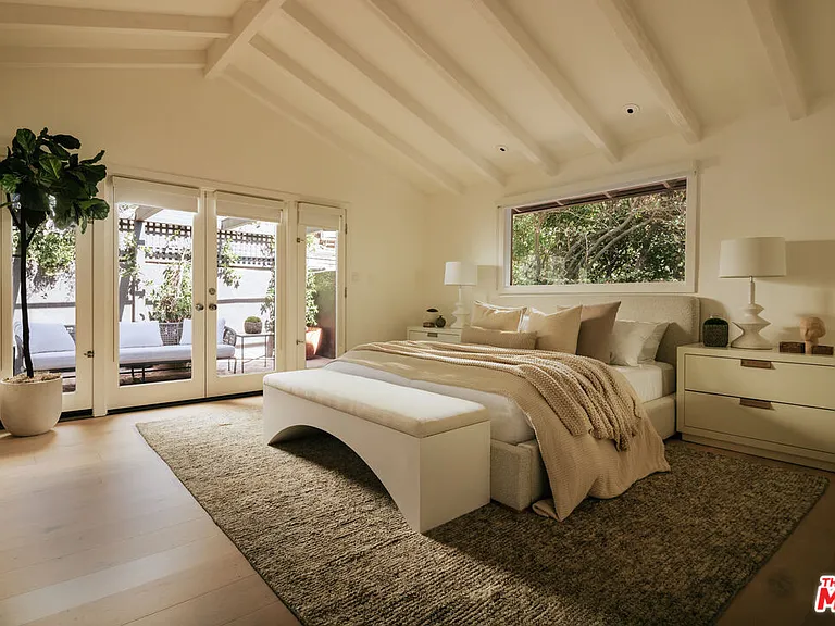 1744 N Doheny Dr — Photo 13